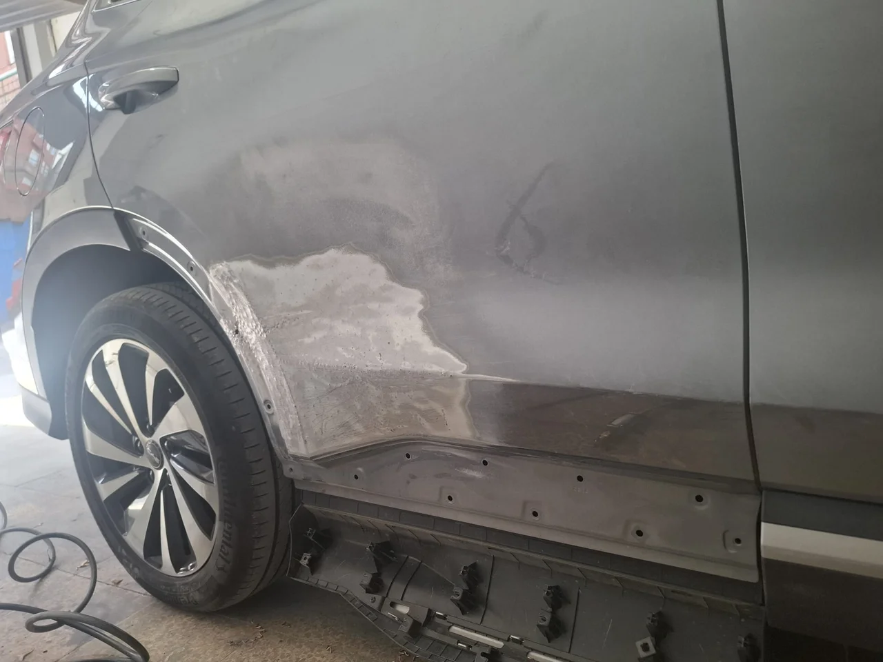 SUV · Reparación de puerta y umbral — En proceso
