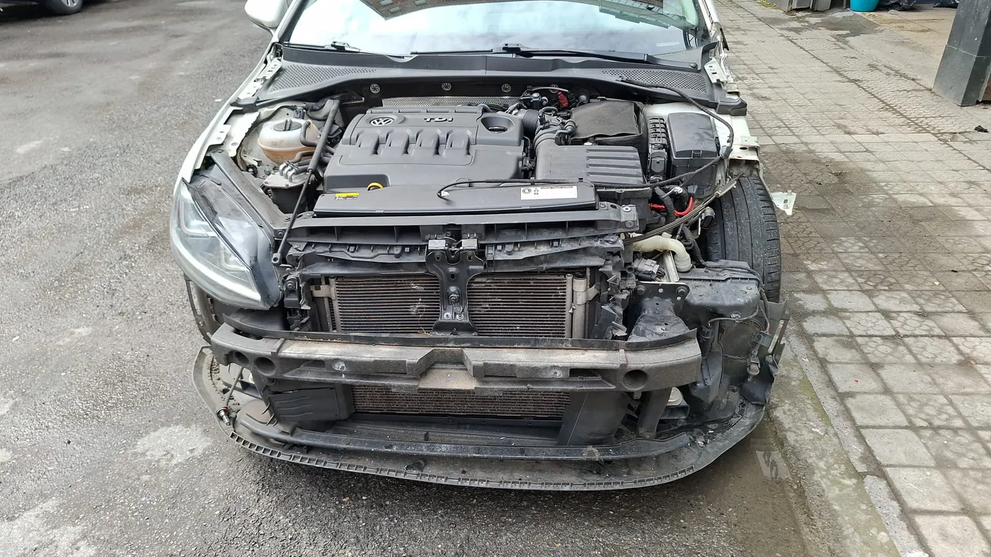 VW Golf · Reparación tras siniestro frontal — Antes