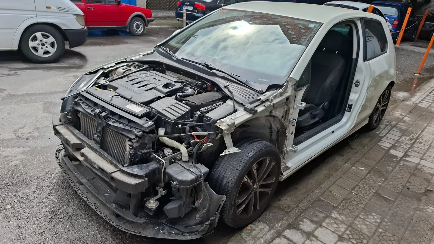 VW Golf · Reparación tras siniestro frontal — Antes — lateral